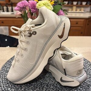BRAND NEW Nike Women’s Motiva summit white-sail Walking Sneaker size 8